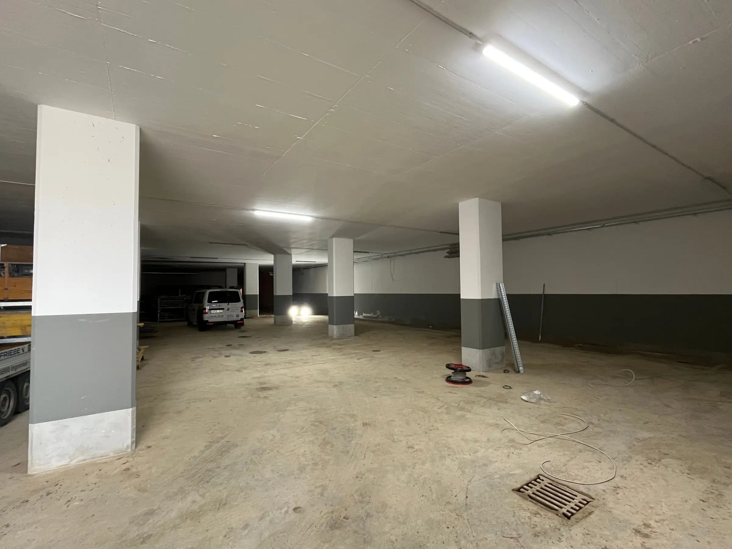 Große Halle mit Stützen und LED-Lichtbändern an der Decke
