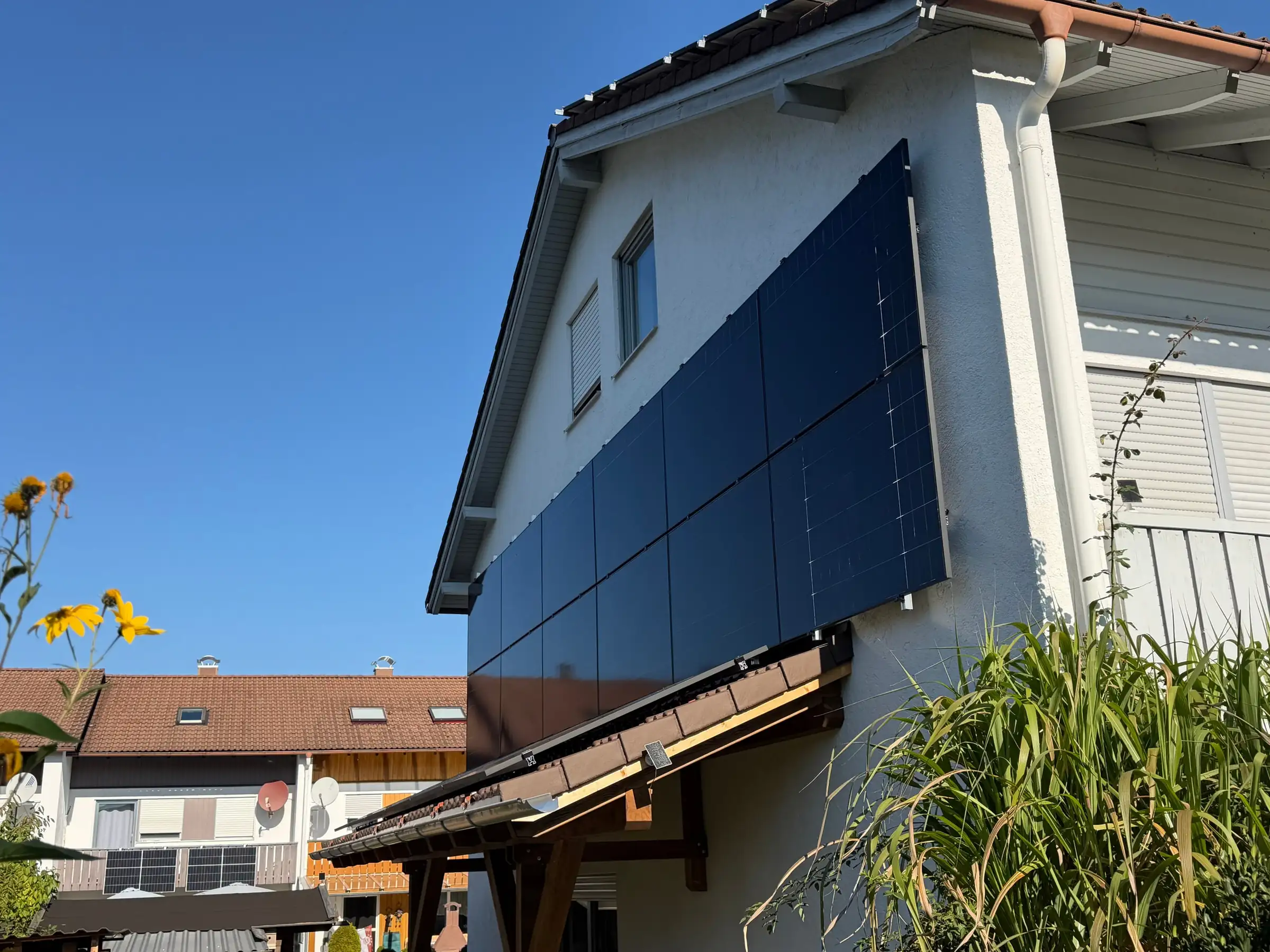 Fassadenphotovoltaik: schwarze Photovoltaikmodule an der Giebelwand eines Wohnhauses