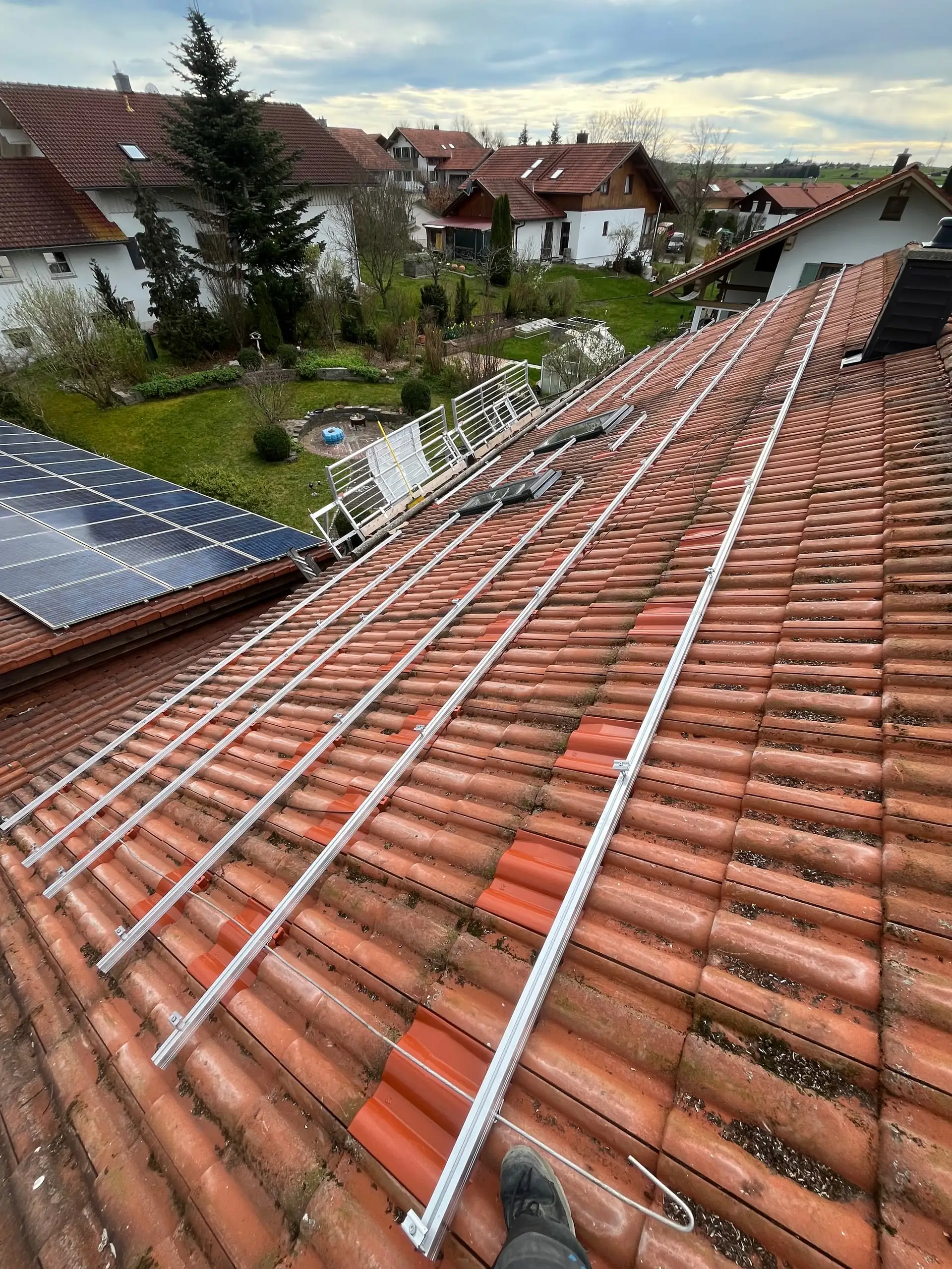 Montageschienen für eine Photovoltaikanlage auf einem Ziegeldach