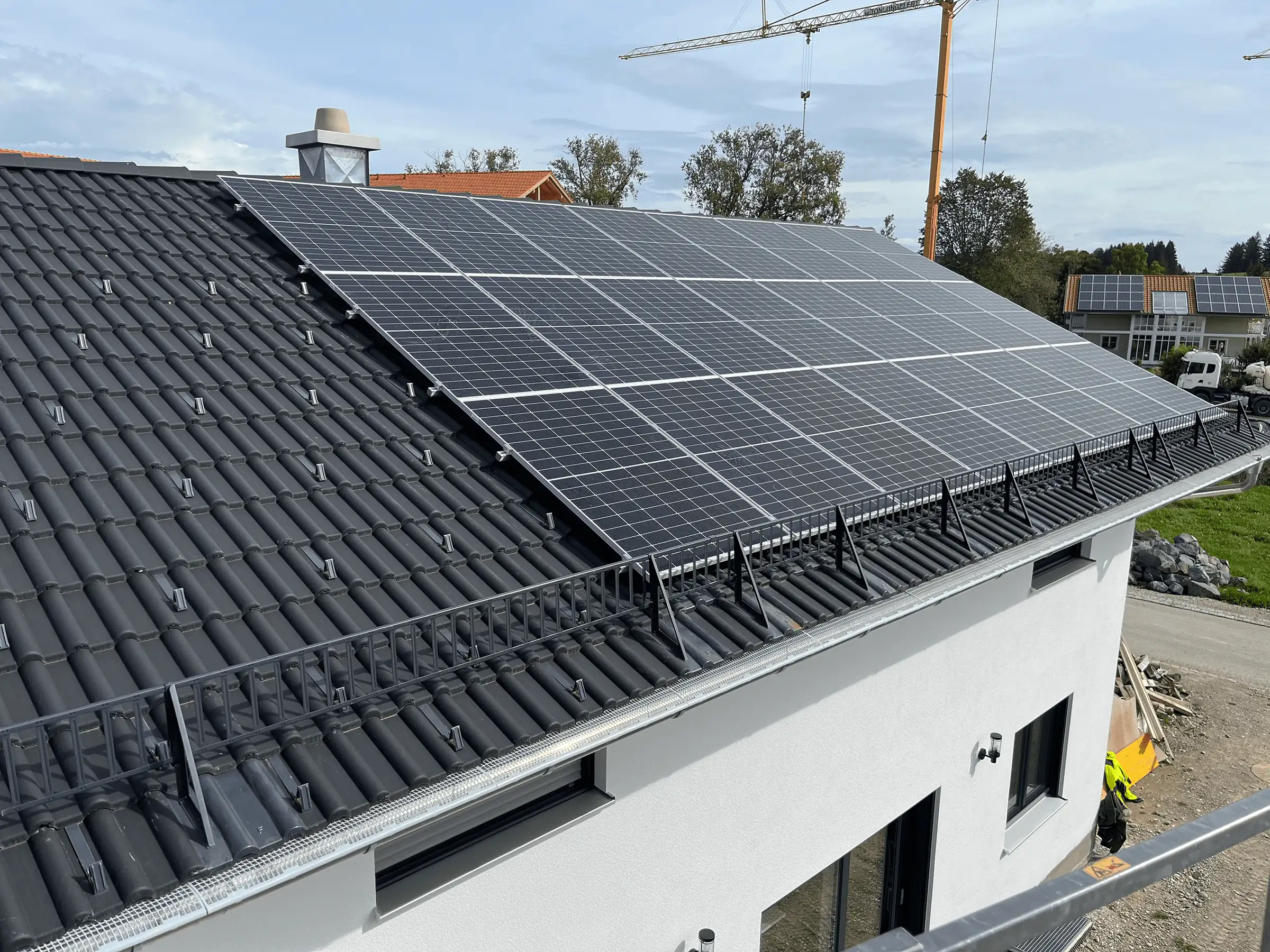 Schwarze Photovoltaikmodule auf einem Neubau-Dach