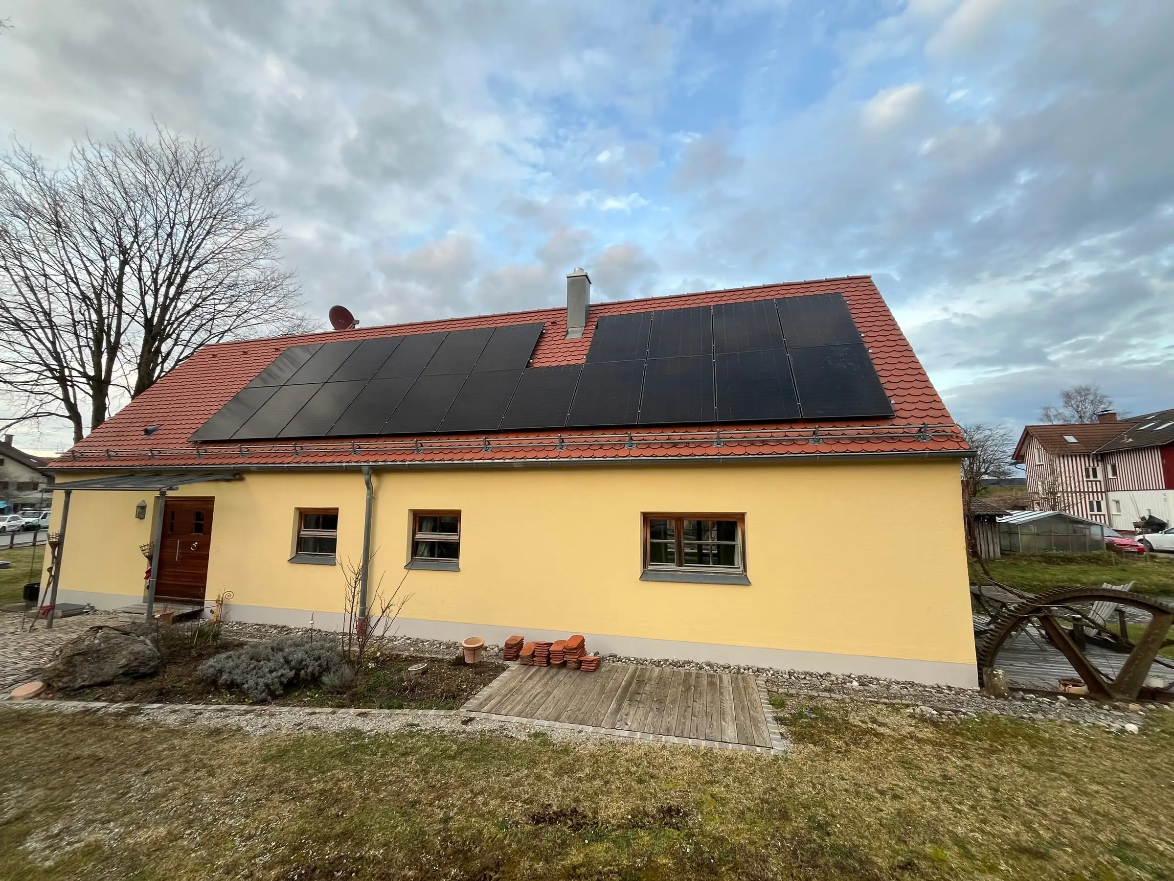 Wohnhaus mit schwarzer Photovoltaikanlage auf dem Ziegeldach