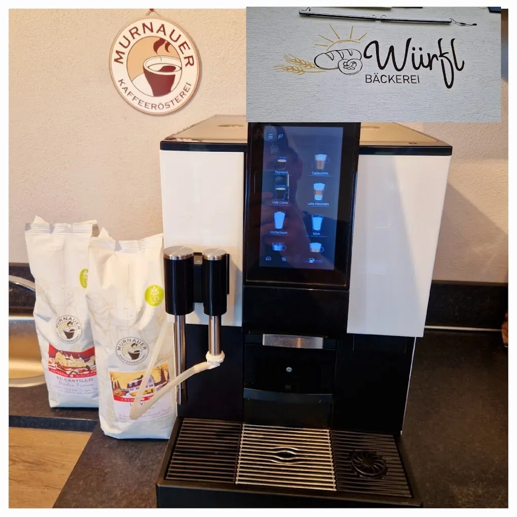 Kaffeeautomat im Verkaufsraum der Bäckerei in Ingenried