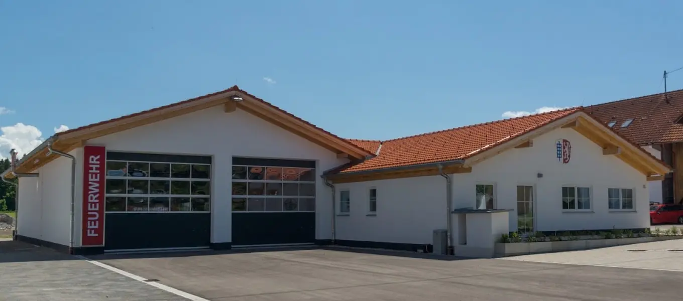 Feuerwehrhaus Ingenried von vorn mit Fahrzeughalle und zwei Toren