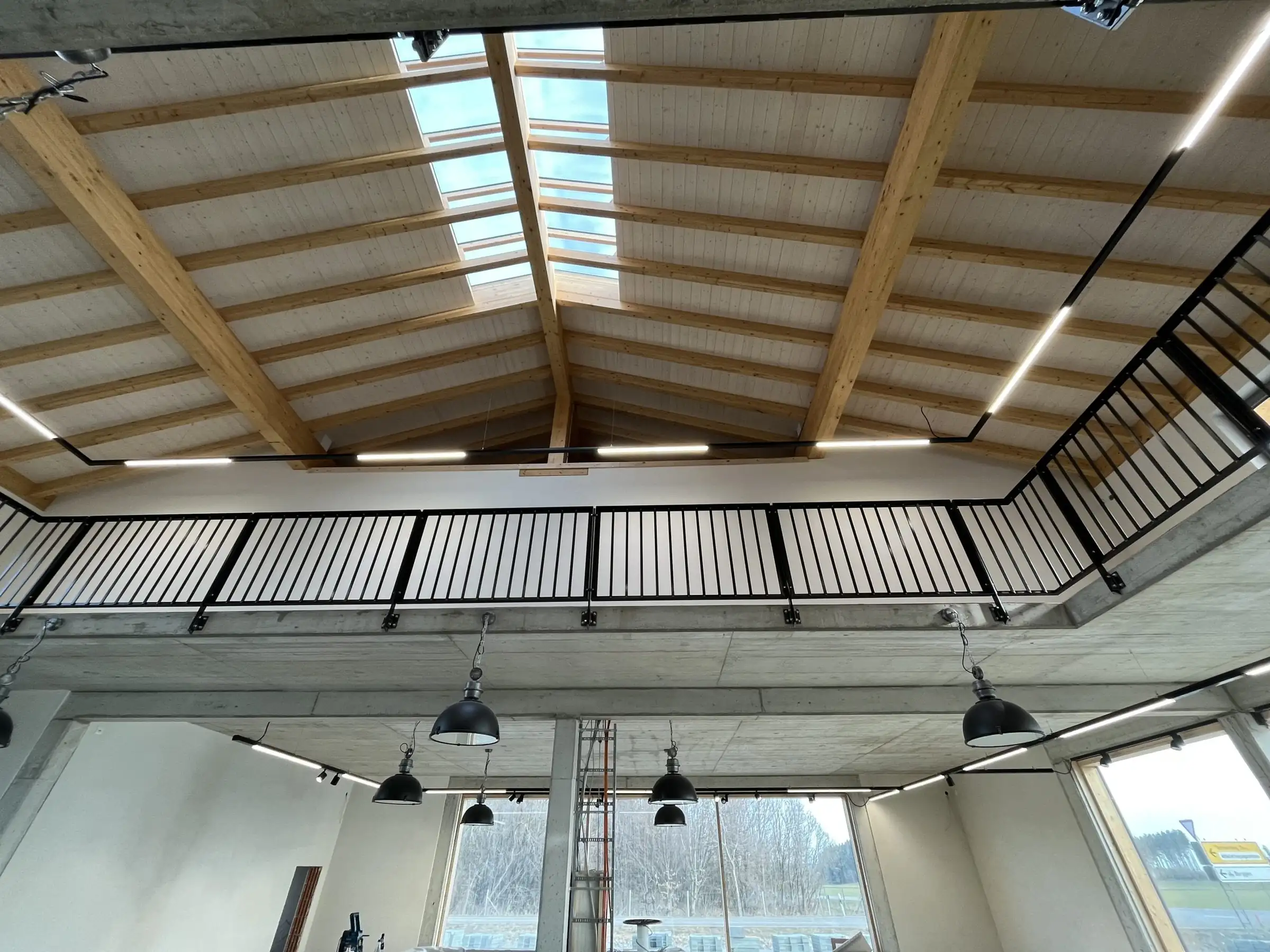 Halle des Fahrradladens Tretlager mit Holzdecke, Lichtbändern, Galerie und Pendelleuchten