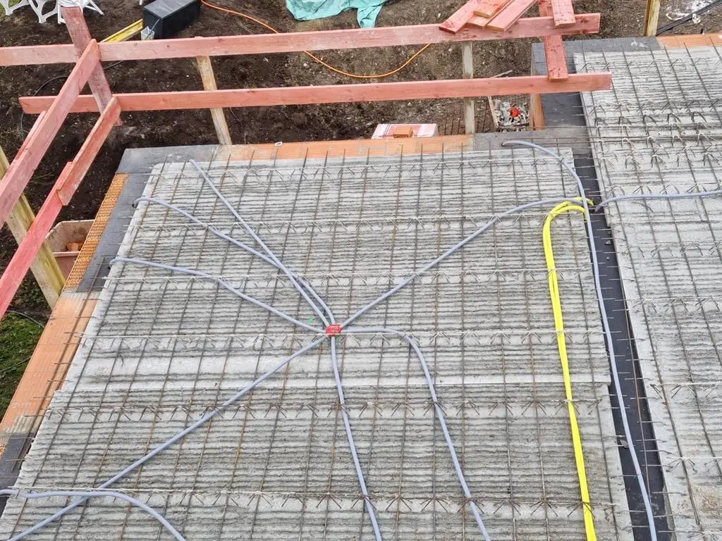 Leerrohre für die Elektroinstallation sternförmig auf einer Rohbaudecke verlegt