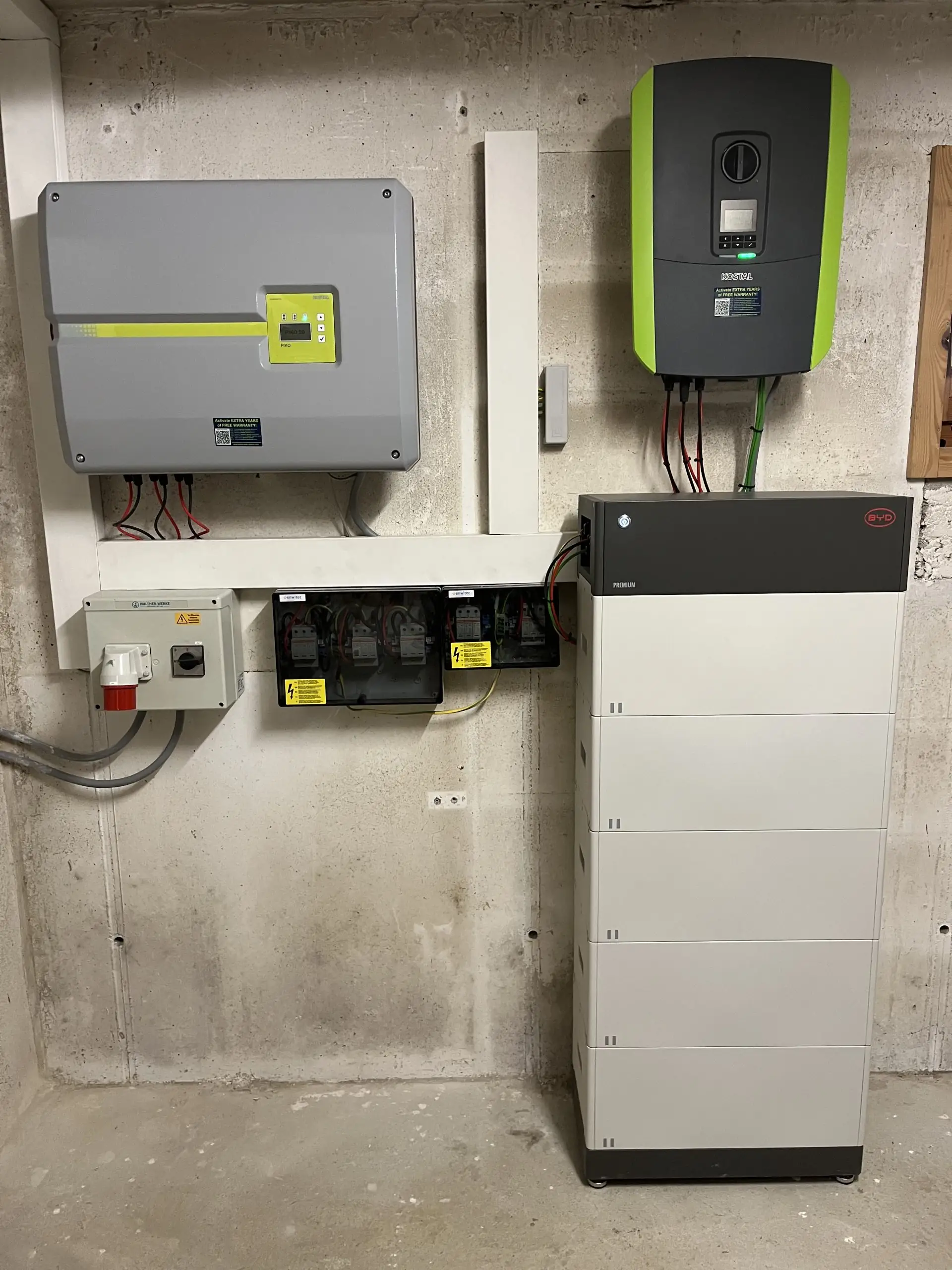 Zwei Wechselrichter, Zähler- und Sicherungstechnik mit Batteriespeicher im Keller