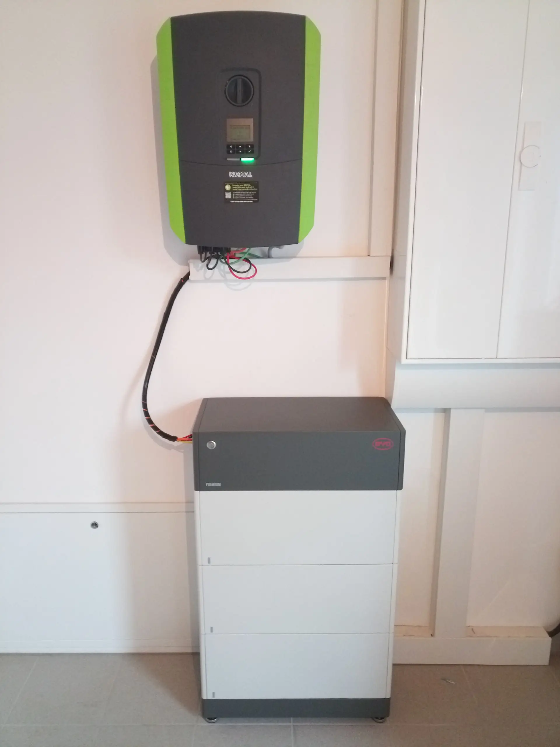 Wechselrichter mit Batteriespeicher in einem hellen Hauswirtschaftsraum