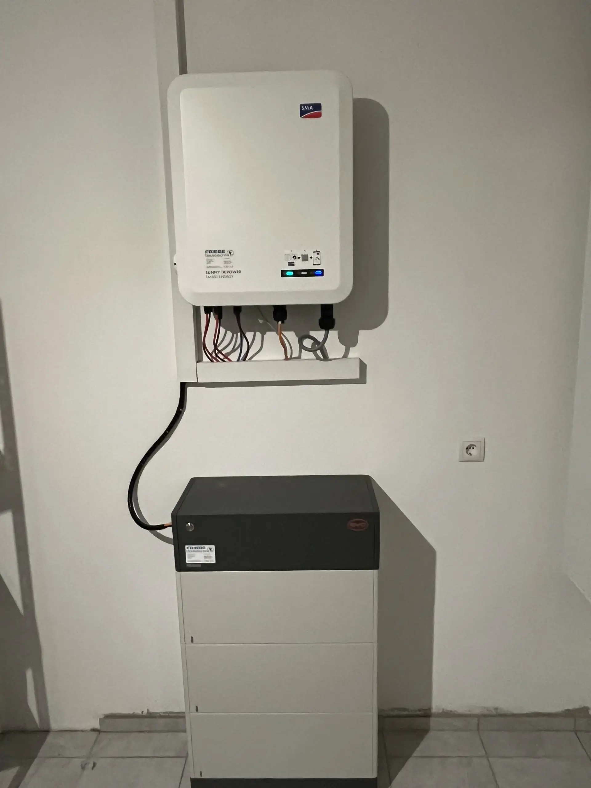 Wechselrichter mit darunter stehendem Batteriespeicher