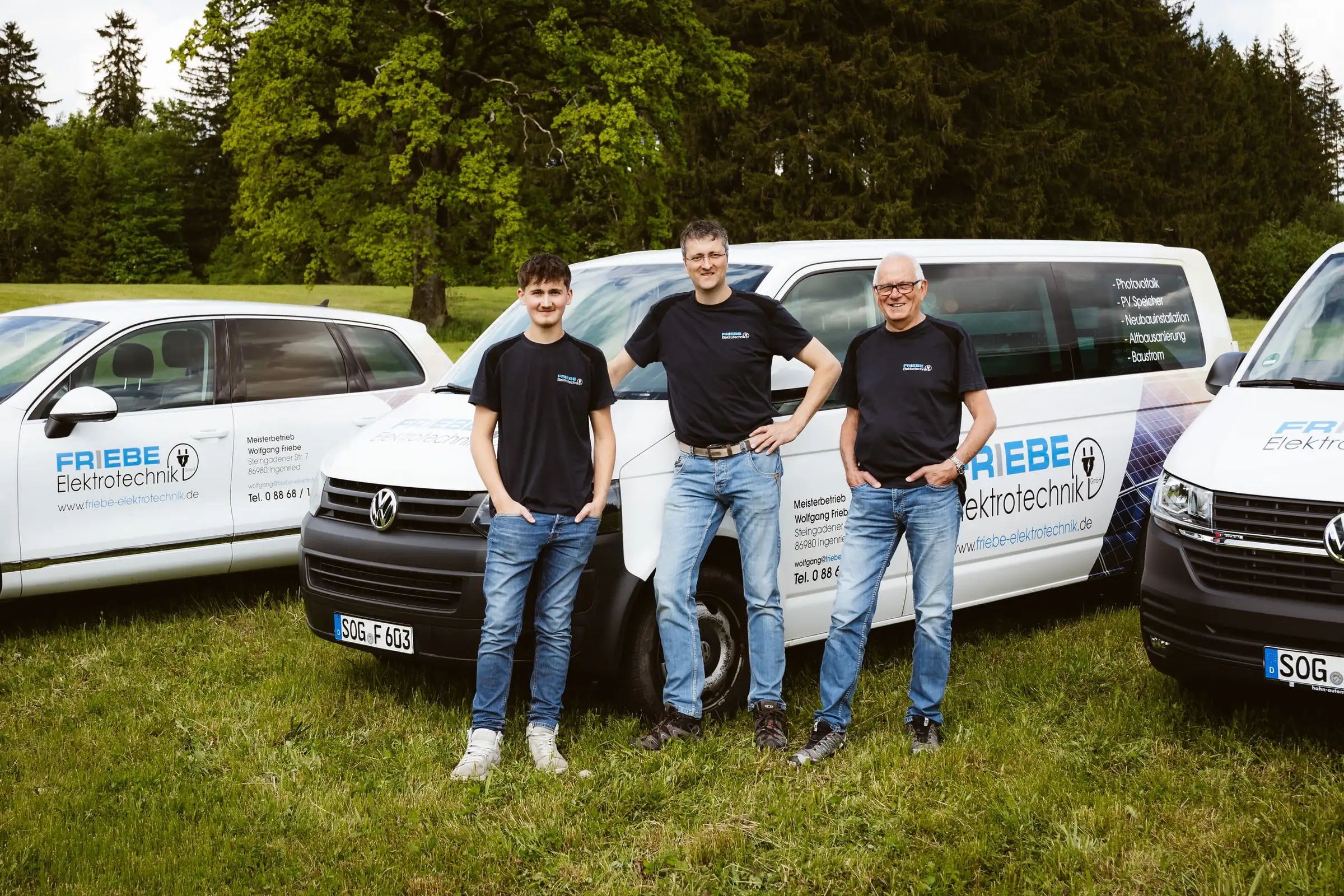 Drei Mitarbeiter von Friebe Elektrotechnik vor einem beschrifteten Transporter