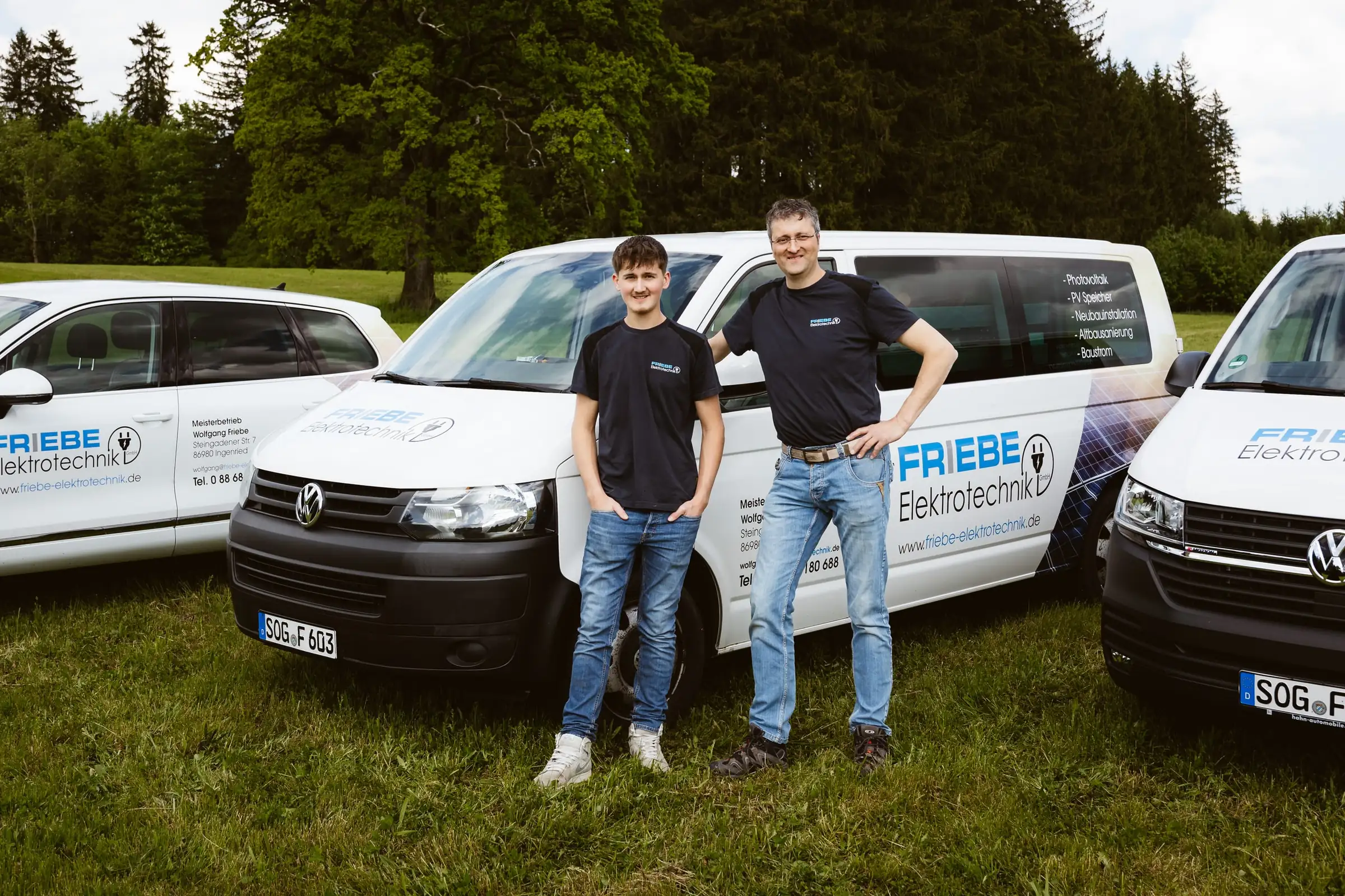 Zwei Mitarbeiter von Friebe Elektrotechnik vor einem beschrifteten Transporter