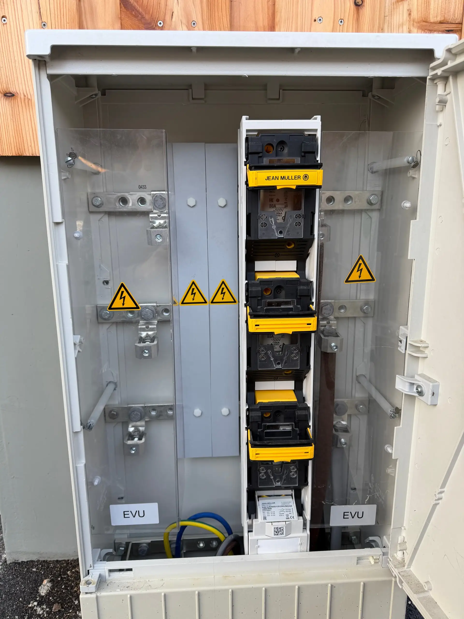 Geöffnete Zähleranschlusssäule mit Hausanschlusssicherungen und gekennzeichneten EVU-Feldern