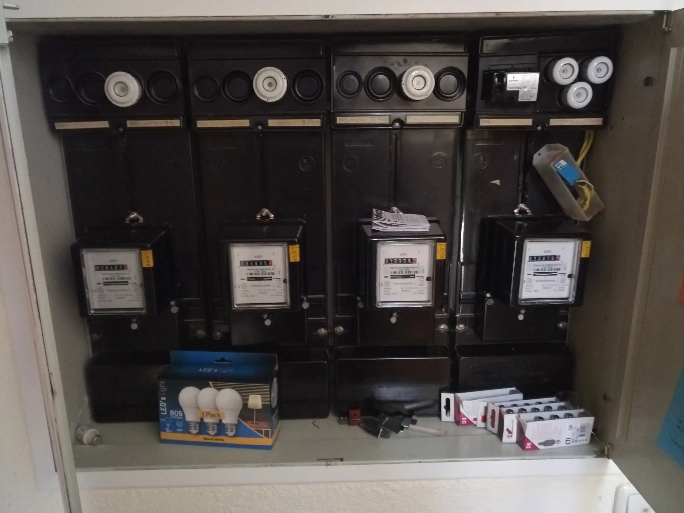 Zählerschrank mit vier Zählerplätzen und Stromzählern